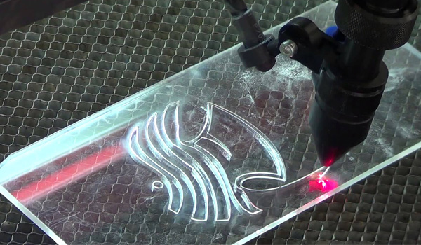 Máy cắt laser nhựa có khả năng tạo ra các đường cắt mịn, đẹp, tính thẩm mỹ cao
