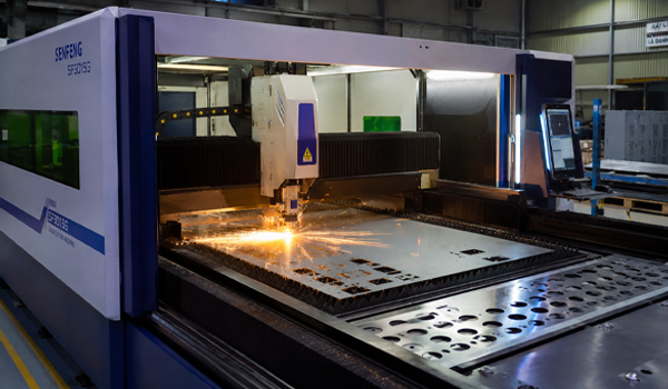 Máy cắt laser Fiber sử dụng nguồn phát laser được truyền dẫn qua hệ thống cáp quang