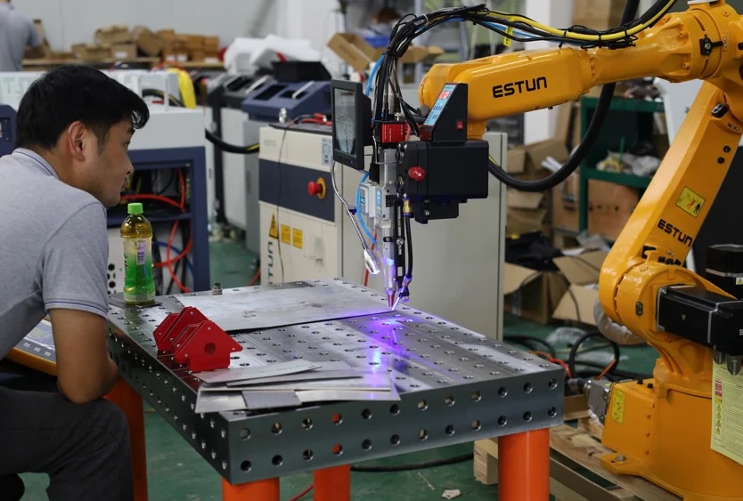 Robot hàn laser tự động