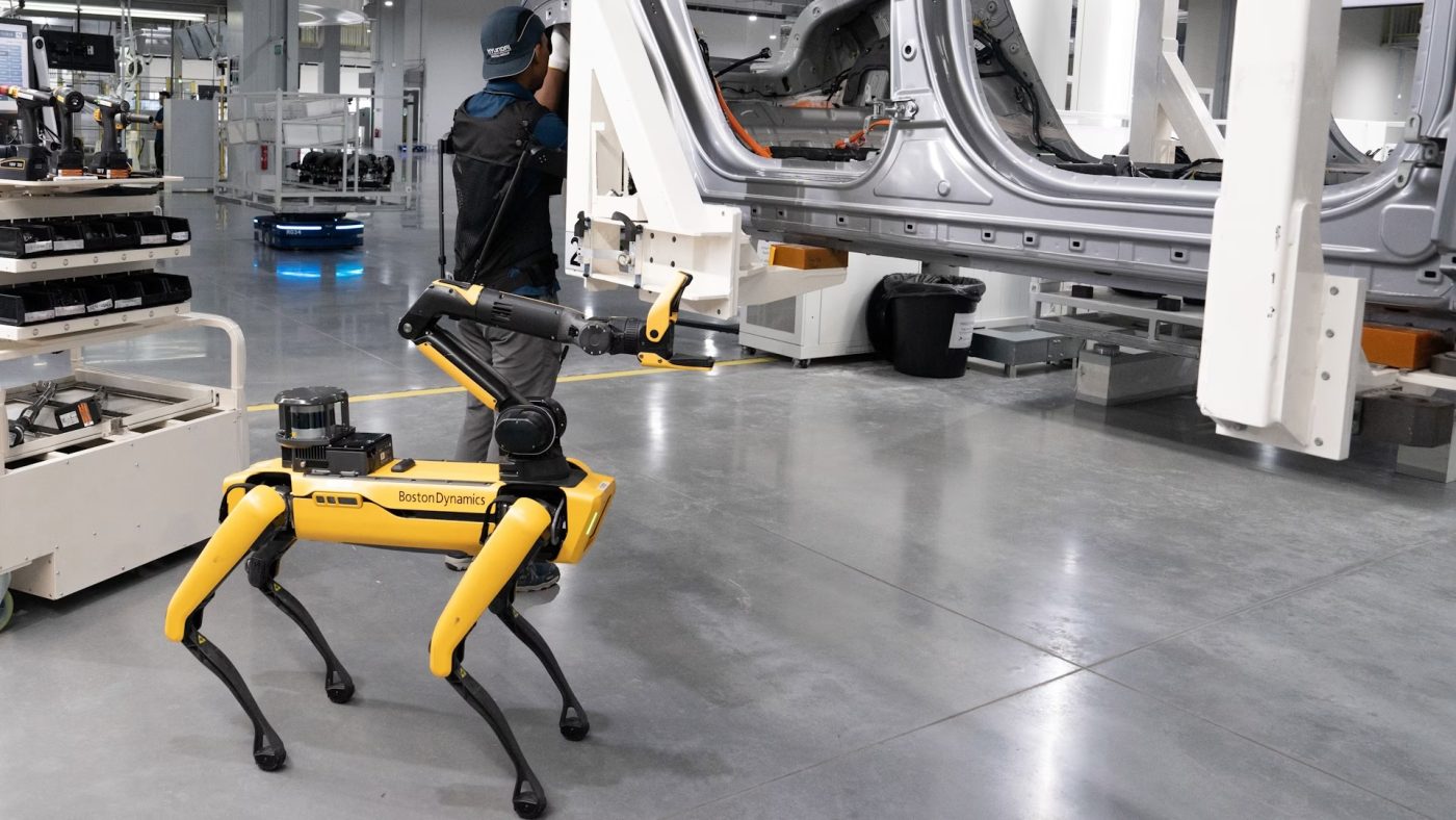 Robot chó tích hợp AI & IoT trong giám sát công nghiệp hiện đại