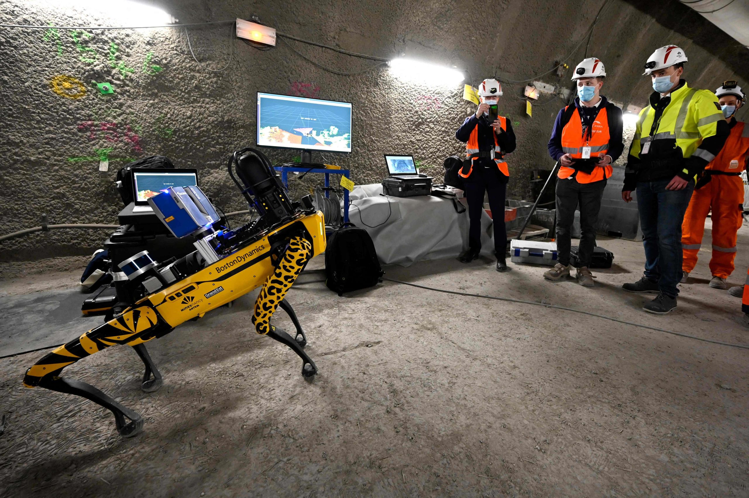 Ứng dụng robot chó trong giám sát công trình xây dựng